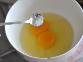 鸡蛋里加入盐打散。