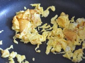 锅里倒入油，倒入蛋液炒散，盛出备用。