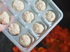 将室温放置的肉丸倒入。