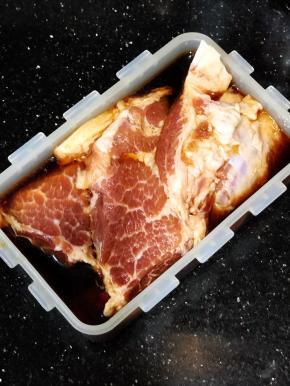 用老娘叉烧汁腌制肉头，至少4个小时，可提前一晚腌制。