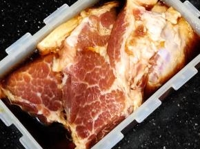 用老娘叉烧汁腌制肉头，至少4个小时，可提前一晚腌制。