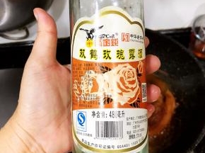 当汁收得七七八八的时候下一小勺玫瑰露酒。