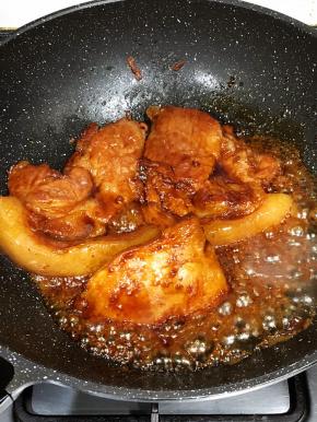 如果肉比较大块或厚可盖一下锅盖，确保收汁前肉要熟哦。