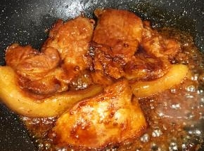 如果肉比较大块或厚可盖一下锅盖，确保收汁前肉要熟哦。