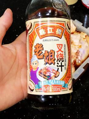 在超市发现了这款叉烧汁，买了，决定试试:)