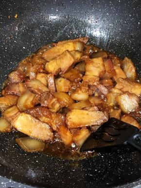 为了让叉烧更入味，这次我切片后，用余下的酱汁回锅翻炒了一个，让肉片的每一面都沾上叉烧汁。