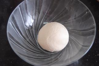 滚成光滑的圆形放置温暖处发酵45分钟左右