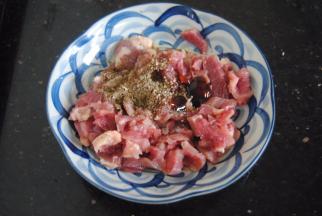 接下来处理披萨馅，牛肉切薄片，加入淀粉，酱油，盐和料酒腌制10分钟