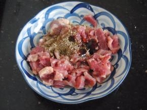 接下来处理披萨馅，牛肉切薄片，加入淀粉，酱油，盐和料酒腌制10分钟