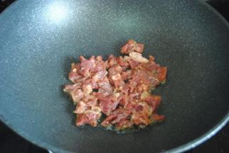 热锅，锅内倒入适量的橄榄油，翻入牛肉大火翻炒