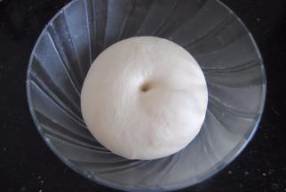 这时候面团也发酵成了2倍大小，用手指戳一个洞不易反弹