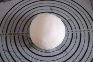 将面团排气滚圆