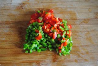 彩椒切成丁备用