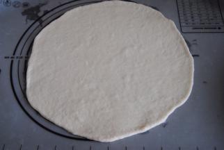 擀成8寸披萨盘大小的圆形，长帝炫彩烤箱开始上下管200度预热