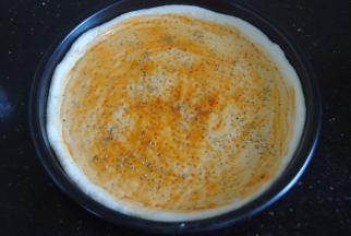 均匀的刷上披萨酱