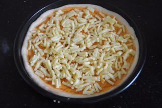 放上适量的马苏里拉芝士