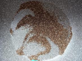 奇亚籽用小火炒出香味。