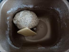加入黄油继续揉15分钟。
