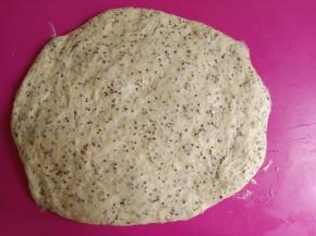 取出擀开按压排气。