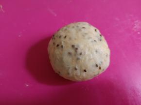 排气后的面团分成40克一份，滚圆。