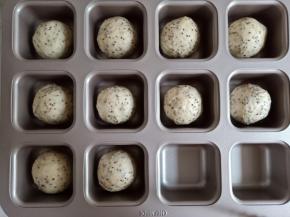 装入模具中，放入烤箱内进行二发。旁边放一碗热水。