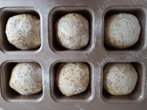 表面筛少许高筋面粉。