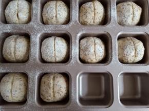 用锋利的刀片割包。