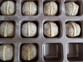 刀口处放上一小块黄油。