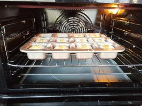 入预热好的烤箱，上火160度，下火165度，中下层烤26分钟。