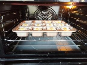 入预热好的烤箱，上火160度，下火165度，中下层烤26分钟。