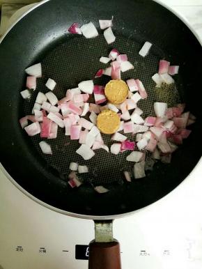 锅里热油 放入洋葱翻炒 倒入咖喱