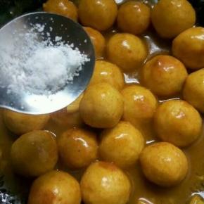 倒入鱼丸 出锅前加少许盐即可