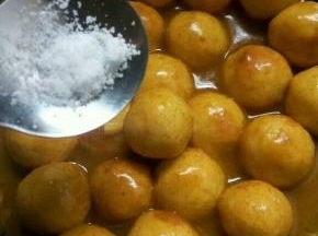 倒入鱼丸 出锅前加少许盐即可