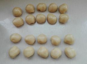 将水油皮同油酥各等分成十份，盖保鲜膜醒发１５分钟
　　　