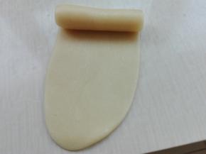 取上一步的面团，擀成椭圆形，自上而下卷起来
　　　