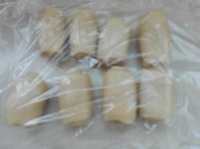 将上述卷好的，竖放，再次擀开成长条，自上而下卷依次起来，全程操作都要用保鲜膜盖好，醒发十分钟