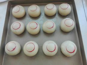 依次包好，收口朝下，稍微按压一下，喜欢装饰，可以用牙签沾少量红色素在表面点几个红点或用一个小瓶盖沾少量红色素按一个圆形