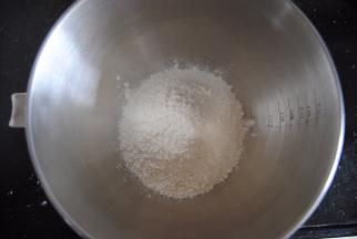 取出厨师机的揉面桶，加入面粉和食用碱