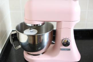 放下厨师机机头，启动低速混合面粉大约2分钟后转3档揉面至成团即可，一共用时10分钟左右
（我用的是柏翠PE4800厨师机，其他品牌的操作也是先低速后转中速)