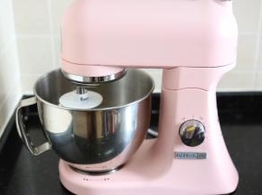 放下厨师机机头，启动低速混合面粉大约2分钟后转3档揉面至成团即可，一共用时10分钟左右
（我用的是柏翠PE4800厨师机，其他品牌的操作也是先低速后转中速)