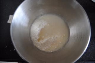 加入温水，用温水揉面会比较软和