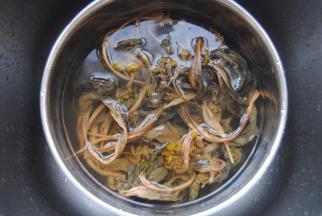 现在开始处理馅，提前浸泡1小时左右的菜干清洗两遍