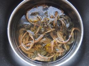 现在开始处理馅，提前浸泡1小时左右的菜干清洗两遍