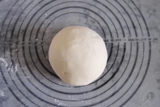 面团取出滚圆后盖上保鲜膜松弛半小时