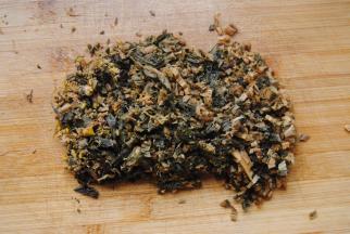 挤干水分后切碎