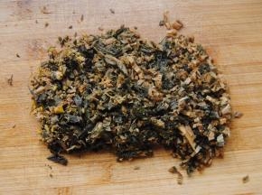 挤干水分后切碎