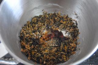 将猪肉和菜干碎放入厨师机揉面桶内，把所有的调料放入