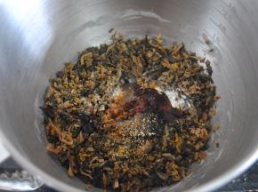 将猪肉和菜干碎放入厨师机揉面桶内，把所有的调料放入