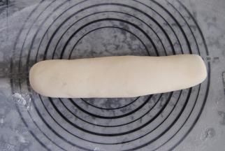 将松弛好的面团搓长