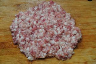 猪肉选用的是五花肉，剁成肉酱备用